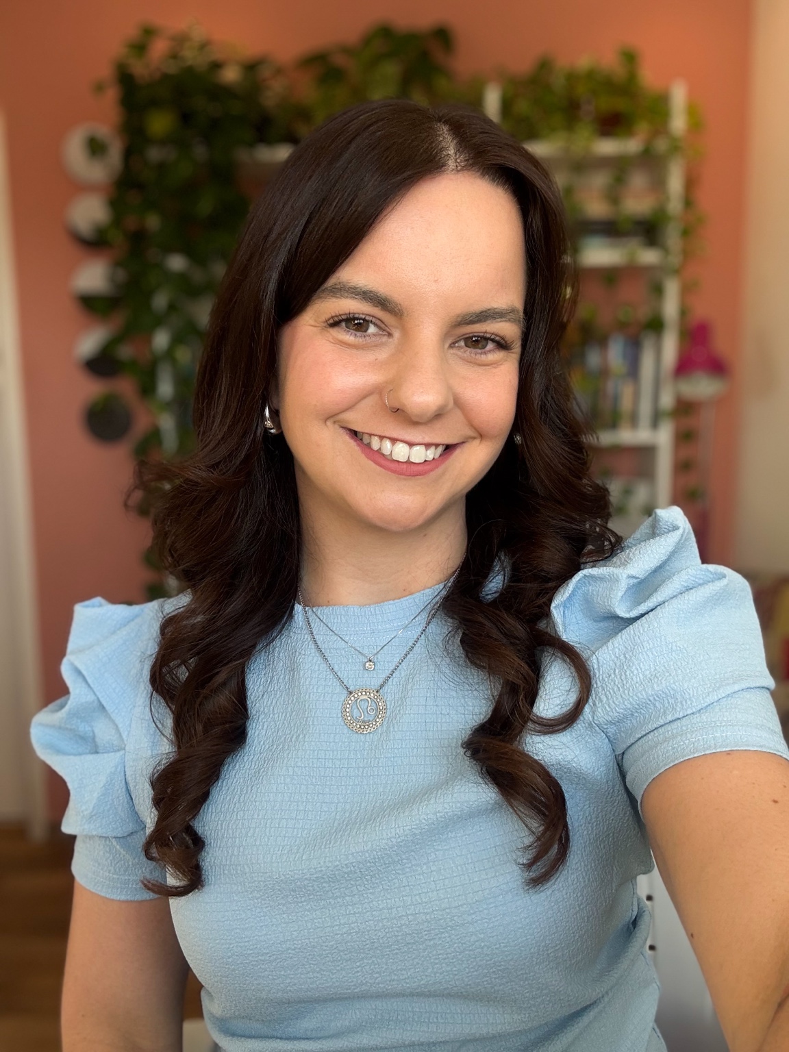 Bia Dazzani sorrindo em seu espaço de trabalho